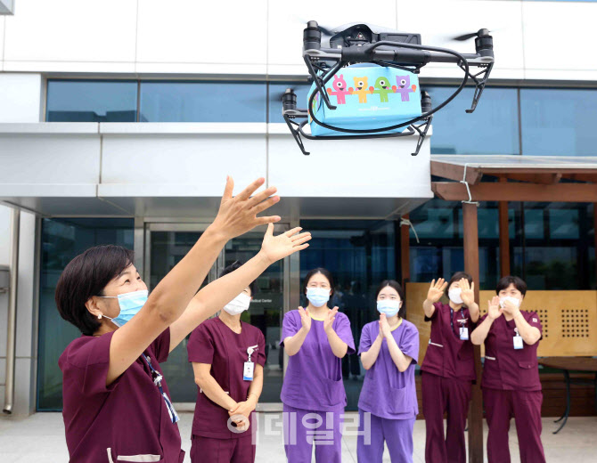 [포토] 드론으로 아이스크림 전달받는 격리병동 의료진