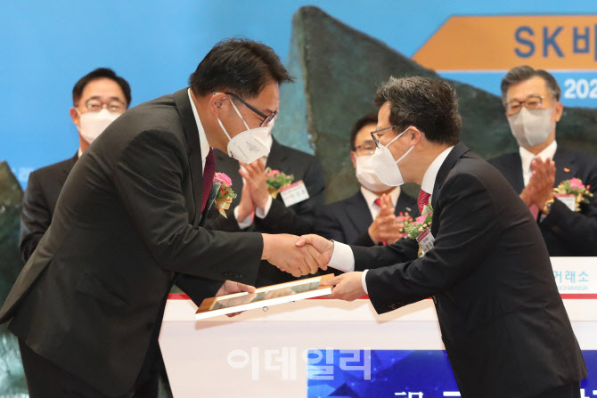 [포토]악수하는 조정우 SK바이오팜 대표-정지원 한국거래소 이사장