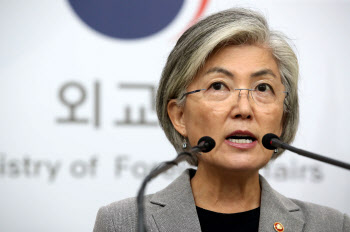 강경화 “北대화 복귀 위해 노력…북미정상회담, 외교부 역할할 것”