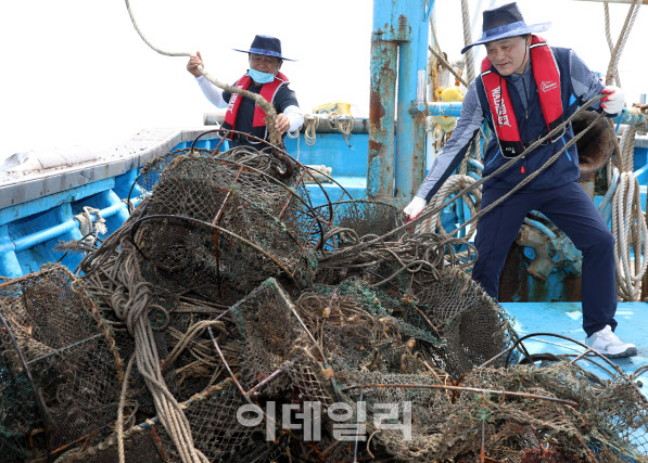 "어민 피해 연 4500억" 해양쓰레기 수거나선 임준택 수협회장