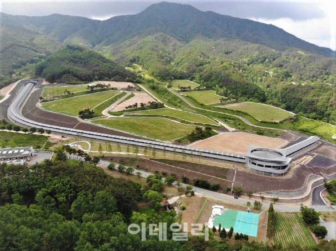 한국마사회, 경주마 실내훈련장 '장수목장 실내언덕주로' 완공