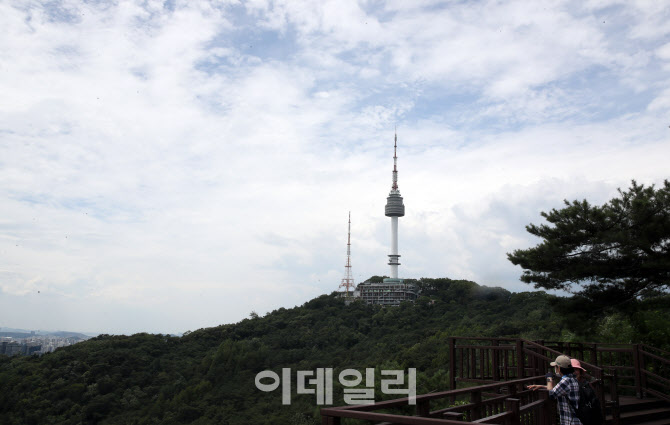 [포토]남산 N타워 넘어로 보이는 파란하늘