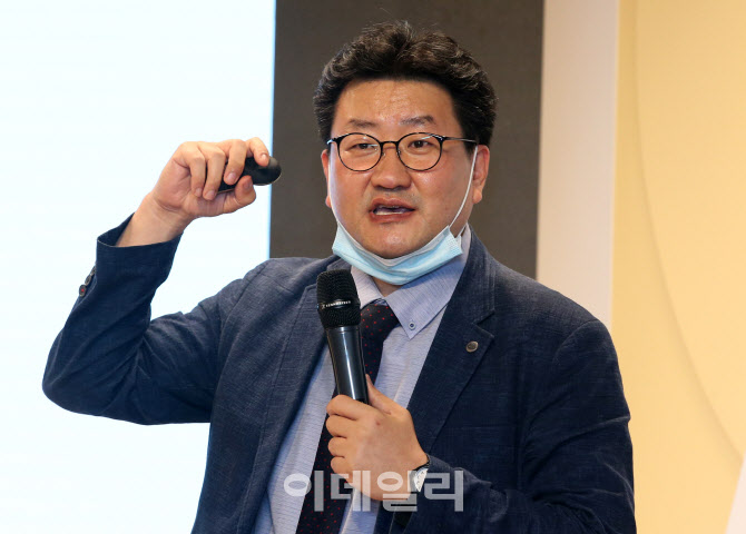 [포토]특별 연속기획 '코로나19와 그이후'에서 강연하는 윤덕환 이사