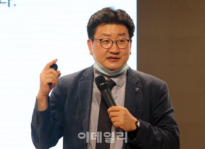 [포토]'코로나19와 그이후'에서 강연하는 윤덕환 이사