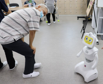 한컴그룹, 시니어케어 서비스 사업 진출…" ICT 접목"