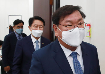 부동산 대책 서두르는 與… 김태년 “아파트 투기 근절 총력”