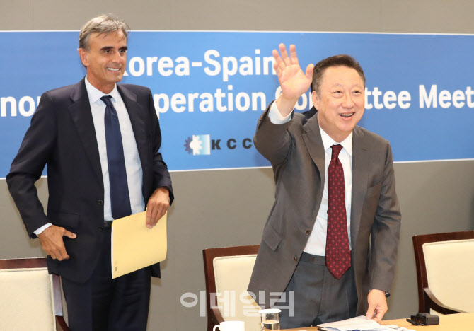 [포토]박용만 회장-후안 모로 대사, 스페인 측 위원들에게 인사