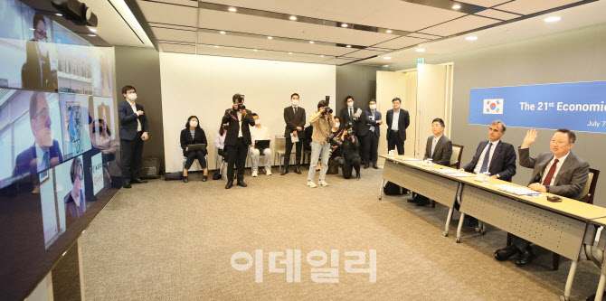 [포토]스페인 관계자들에게 손 흔드는 박용만 회장