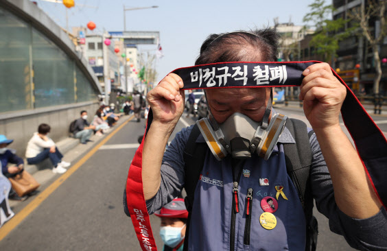 큰 회사가 비정규직 더 쓴다…대기업 직원 10명 중 4명 비정규직