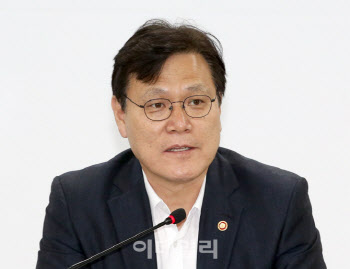 최종구 前 금융위원장, 라이나전성기재단 이사장으로