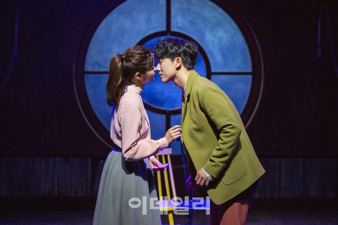 [100자 리뷰]우린 왜 사랑했을까..뮤지컬 '어쩌면 해피엔딩'