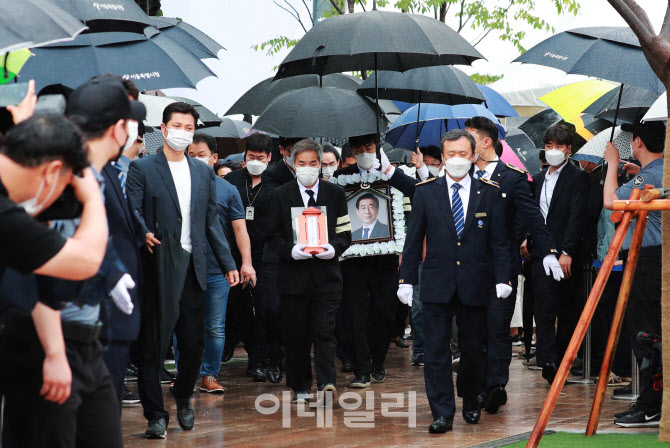 [포토]운구차량으로 향하는 박원순 서울시장 위패와 영정사진