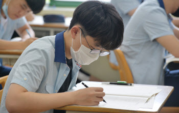 "소극적이고 애매한 대책 뿐"…고3 구제책에도 학교현장 불만