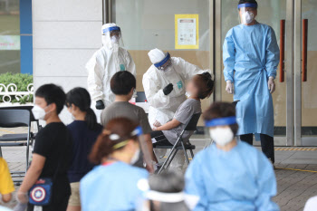 "해외유입 감당 가능 수준…지역감염 감소세는 이번주 상황 봐야"