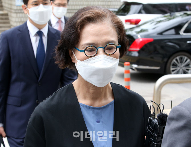 [포토]'직원 갑질 폭행' 이명희 전 일우재단 이사장, 법원 출석