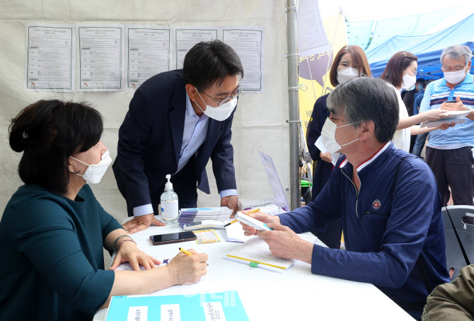 [포토] 구직자와 대화하는 오승록 노원구청장