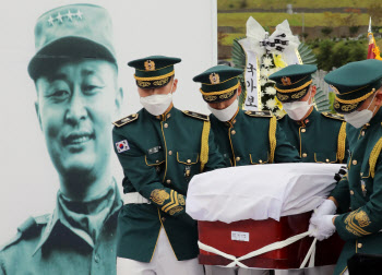 “전우여, 안녕”…백선엽 장군, 논란 속 대전현충원 영면