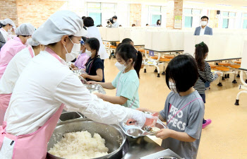 "코로나 격무에 폭염질환까지"…학교 급식노동자들 아우성
