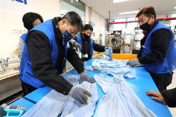 LG전자, 작업복 공동세탁소에 상업용 세탁기·건조기 기부