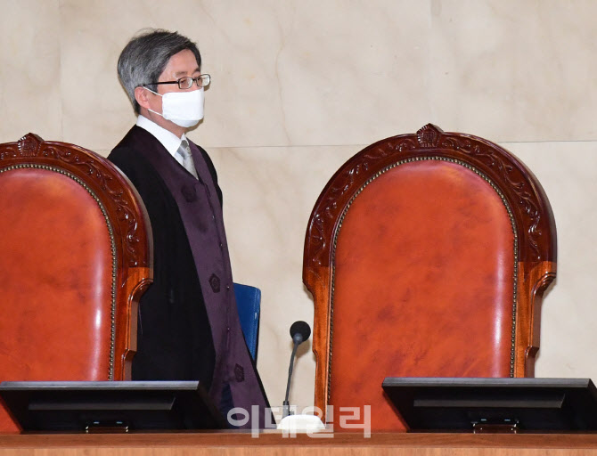 [포토]대법정 들어서는 김명수 대법원장