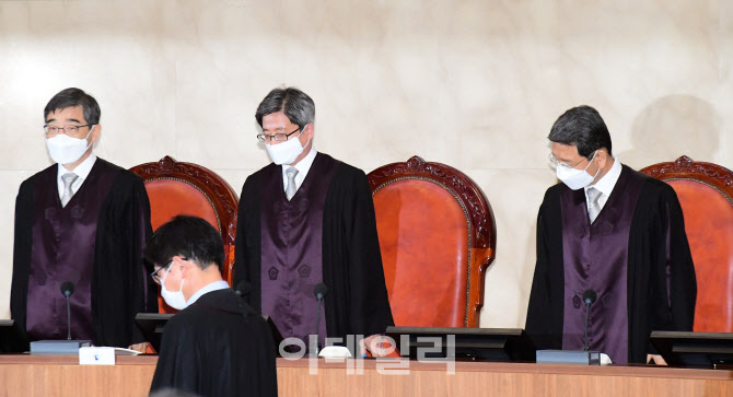 [포토]이재명 선고공판 입장하는 김명수 대법원장과 대법관들