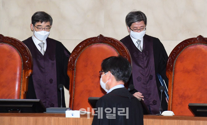[포토]이재명 경기지사 선고공판 입장하는 김명수 대법원장과 대법관들