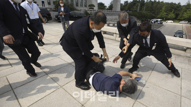 [포토]제21대 국회 개원, '60대 남성 문재인 대통령에 고함'