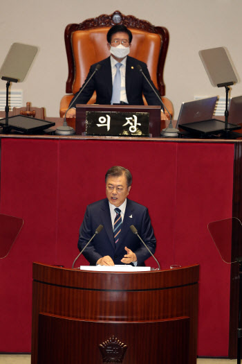 文대통령 코로나 극복 ‘협치’ 강조…與 박수 19번·野 야유 1번(종합)