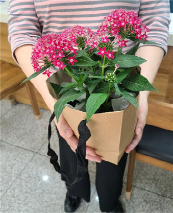 홀몸 어르신에 반려 동·식물 제공…고독사 예방 나선 종로구