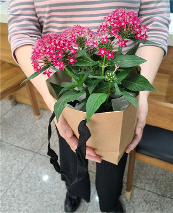 홀몸 어르신에 반려 동·식물 제공…고독사 예방 나선 종로구