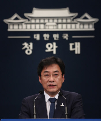 文대통령 “주식 양도소득세, 개인투자자 의욕 꺾으면 안돼”(상보)