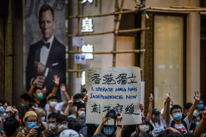 홍콩 주권반환 상징 광장에 게양된 中 국기 도둑맞아