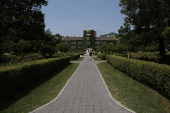 허위 진단서 발급 연세대 교수 여전히 재직…교육부 징계절차 요구
