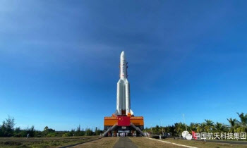중국 화성탐사선 '톈원 1호' 발사 임박···로켓 발사대에 설치
