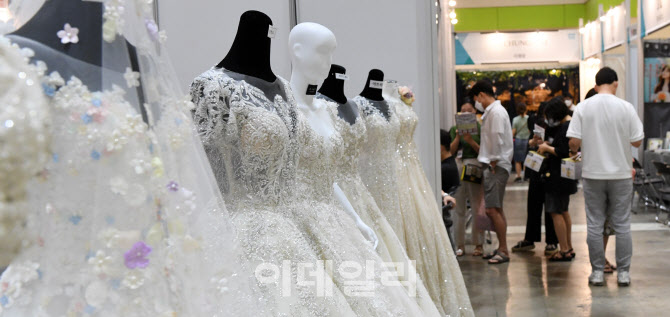 [포토]예비신부들 맞을 준비하는 웨딩드레스들