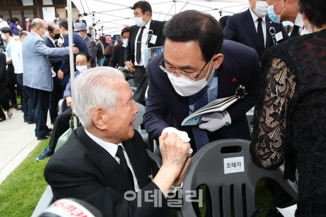 [포토]주호영 원내대표, 유족대표 이인수 박사와 인사