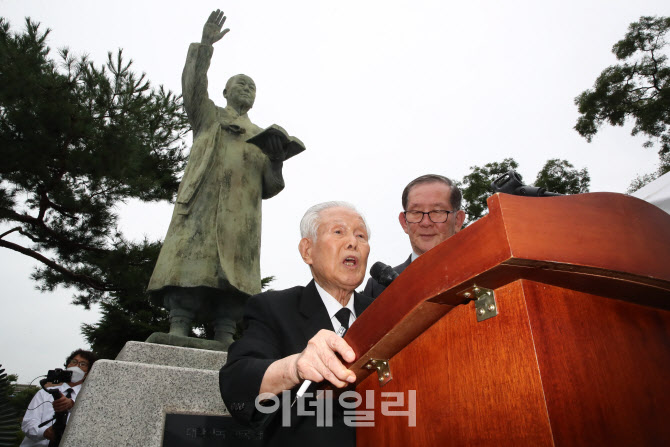 [포토]인사말 하는 유족대표 이인수 박사