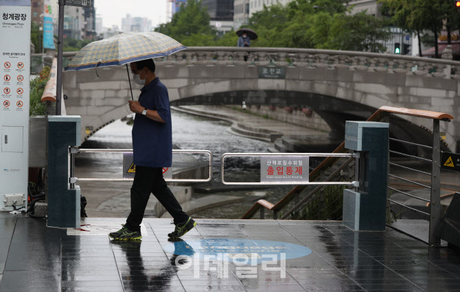 [포토]간밤에 내린 폭우에 청계천 산책로 통행금지