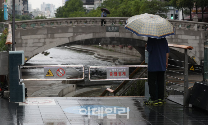 [포토]폭우로 청계천 산책로 통행금지