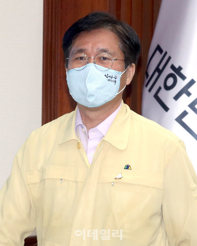 [포토]중대본 회의 입장하는 성윤모 산자부 장관