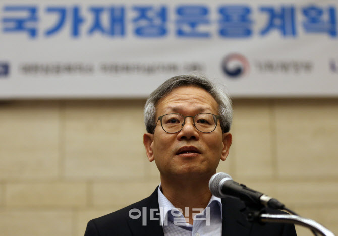 [포토] 축사하는 김유찬 한국조세재정연구원장