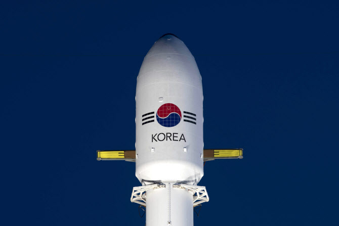 [포토] 한국군 첫 전용 통신위성 '아나시스 2호' 발사 준비