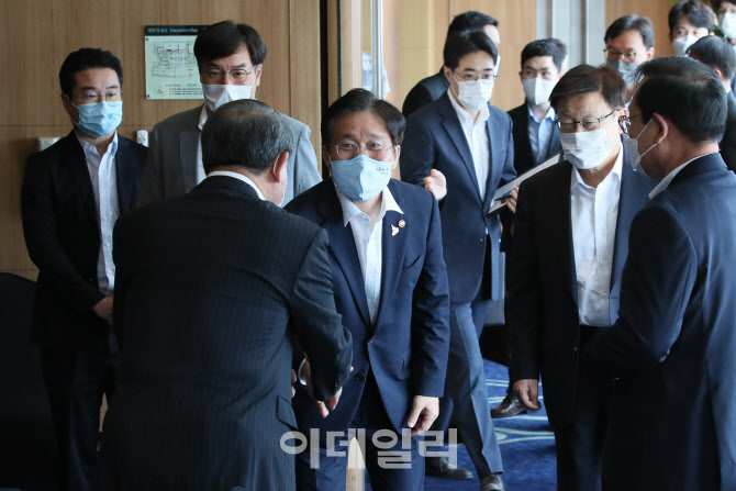[포토]포럼 참석하는 성윤모 장관-김영주 회장