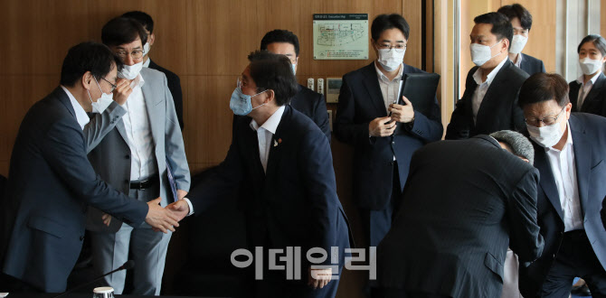 [포토]관계자들과 인사하는 성윤모 장관-김영주 회장