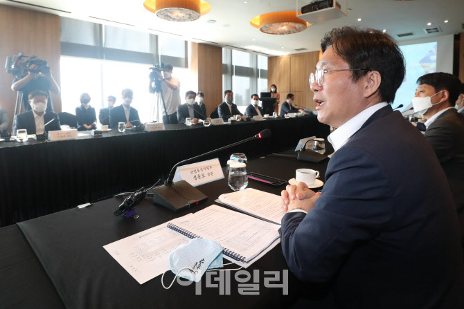 [포토]통상산업 관계자들에게 인사말하는 성윤모 장관