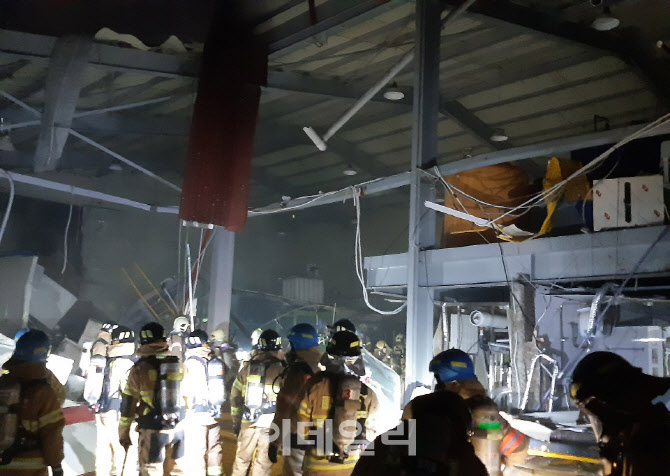 인천 화학제품 공장서 폭발사고…7명 부상