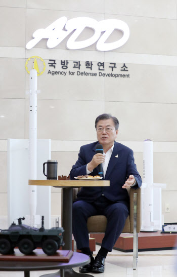 文대통령 “우리 기술로 군사정보 정찰위성 보유 기대”