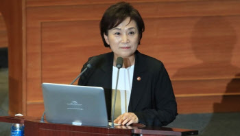 김현미, 국회 나와 고개 숙였지만…또 前정부 탓