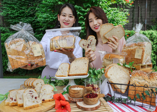 [포토]현대그린푸드 "올 여름 간식으로 건강빵 판매"