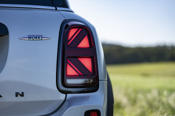얼굴 바꾼 BMW MINI '컨트리맨 JCW'…가격은 5500만원부터